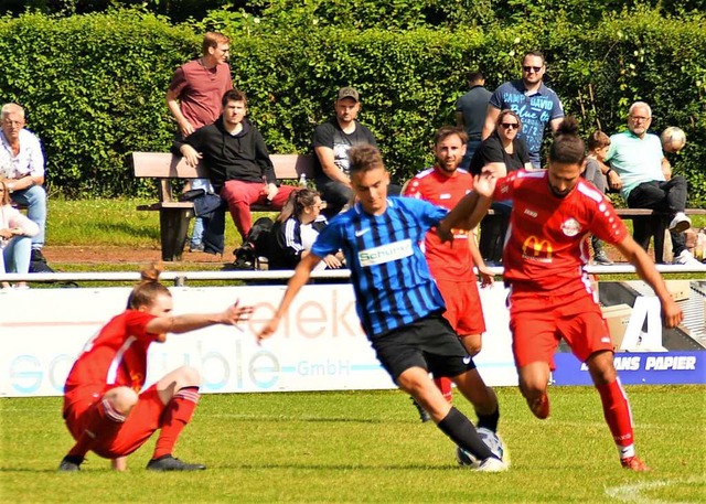 Der SG FC Wehr-Brennet (im blauen Trik...en die Spieler aus.</ZAM-BlindTextAus>  | Foto: Edgar Steinfelder