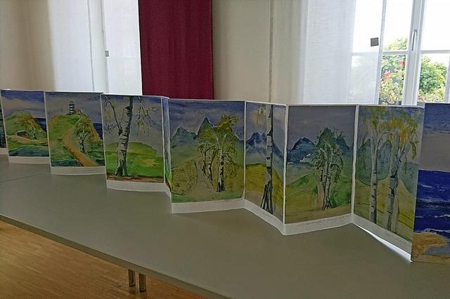 Sabina Person zeigt ihr Birkenprojekt im Bürgerhaus Alte Schule in Riegel