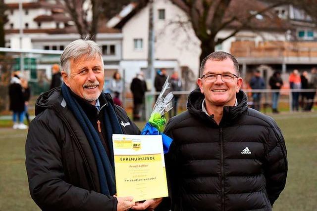 Arnold Löffler vom FC Neustadt erhält die Verbandsehrennadel in Gold