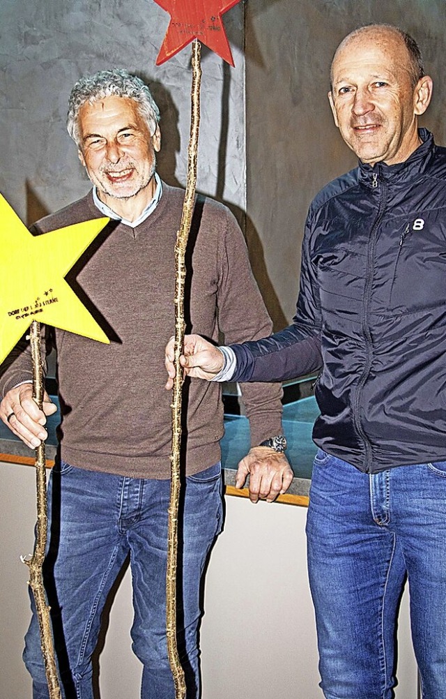 Brgermeister Behringer  (rechts) hatt...Heinz Ritzdorf persnlich berreichte.  | Foto: Wilfried Dieckmann