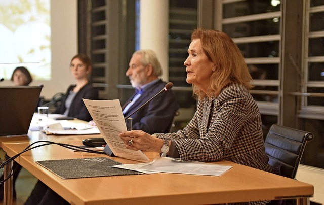 Ingrid Busse, eine von sechs Vortragenden bei der 23. Zeitreise im Sitzungssaal.  | Foto: Benedikt Sommer