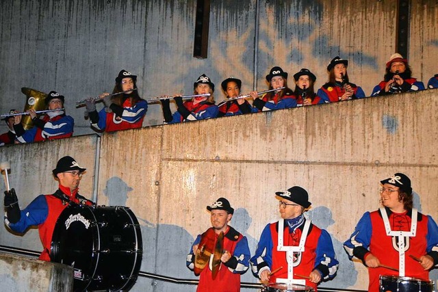 Die Zeller Stadtmusik musizierte mottogerecht: drber und drunter.  | Foto: Edgar Steinfelder