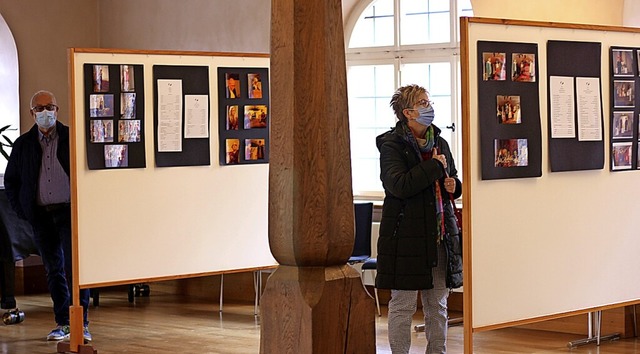 Besucher in der Ausstellung im Brgersaal   | Foto: Erika Sieberts