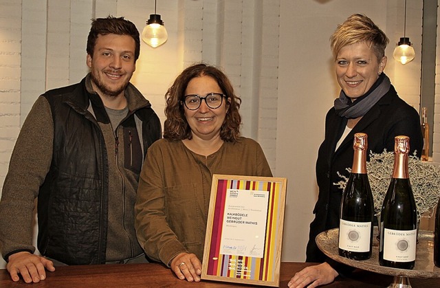 Ulrike Wei (rechts) berreichte  Sonj...s fr die gelungene Weingutssanierung.  | Foto: Mario Schneberg