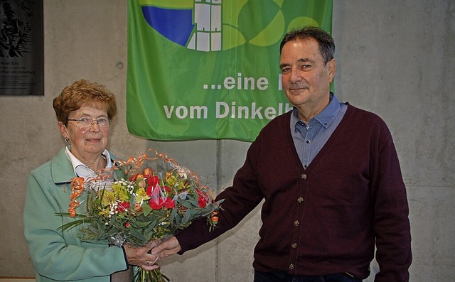 Klaus Weber ehrte  Gerlinde Hinz.   | Foto: Petra Wunderle