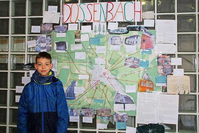 David Meyer vor seiner Collage zu Doss...einige Zeit im Rathaus in Schwrstadt.  | Foto: Sophia Kaiser