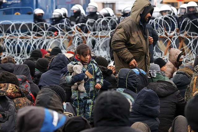 Die dramatische Lage  an der Grenze zw...olen spitzte sich am Montag weiter zu.  | Foto: OKSANA MANCHUK (AFP)