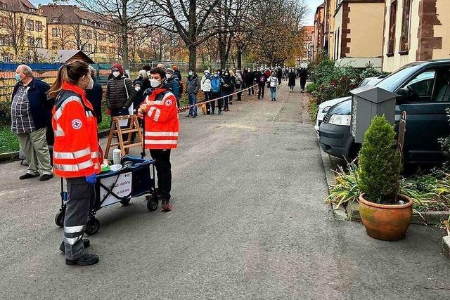 Rund 450 Menschen stehen bei Freiburger Impfaktion Schlange