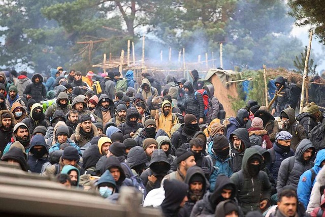 Migranten an der Grenze zu Polen  | Foto: LEONID SHCHEGLOV (AFP)