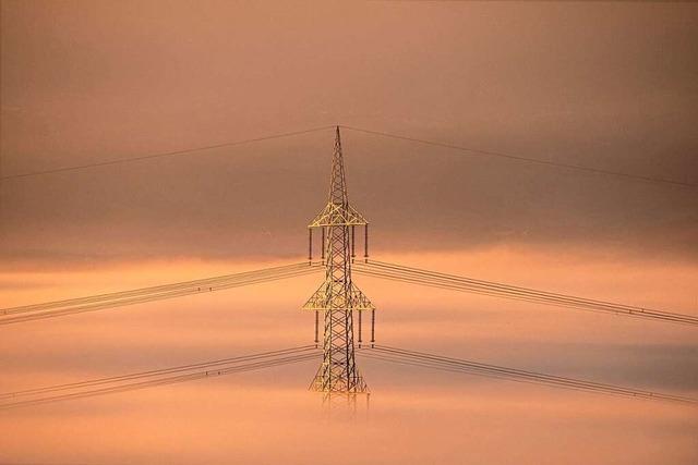 Strommast im Nebel bei Gottenheim