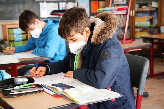 Mit der Corona-Alarmstufe gilt in den Schulen wieder berall Maskenpflicht.  | Foto: Fleig / Eibner-Pressefoto via www.imago-images.de