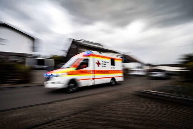 Der Rettungsdienst brachte die Frau ins Krankenhaus.  | Foto: Boris Roessler (dpa)