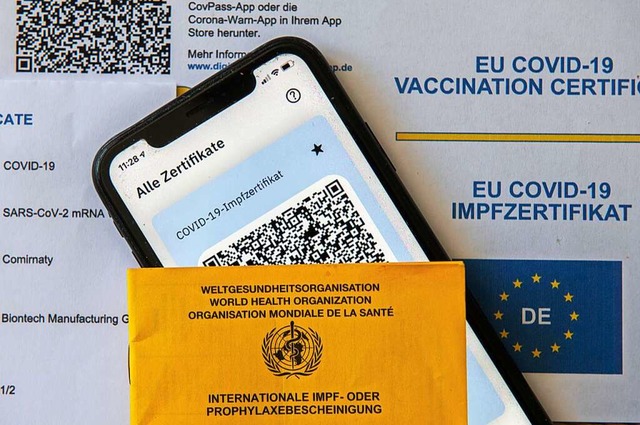 Der Impfstatus kann im Handy oder auf Papier nachgewiesen werden.  | Foto: Stefan Puchner (dpa)