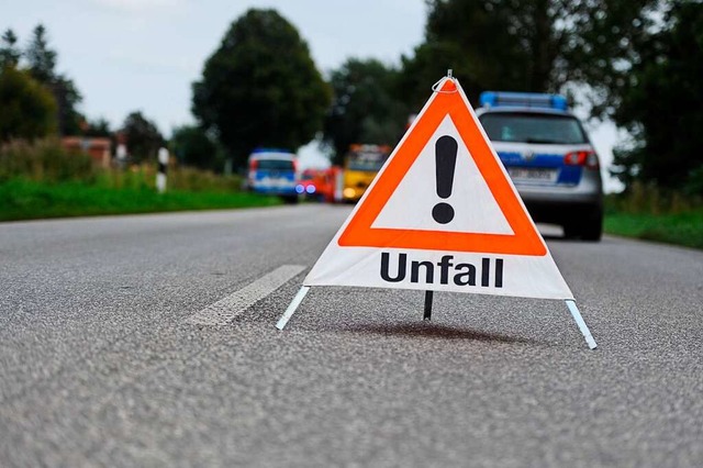 Auf Hhe einer Wildunfallstelle kam es...en einem Pkw und einem Motorradfahrer.  | Foto: benjaminnolte  (stock.adobe.com)