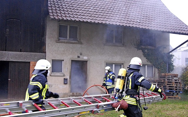 Wegen der starken Rauchentwicklung im ...dem ersten Stock herausgeholt werden.   | Foto: Dorothea Scherle