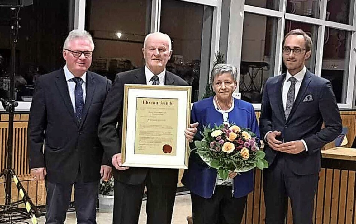 Friedrich Schill mit seiner Frau Roswi...ergen Udo Beck (links) gratulierten.    | Foto: privat