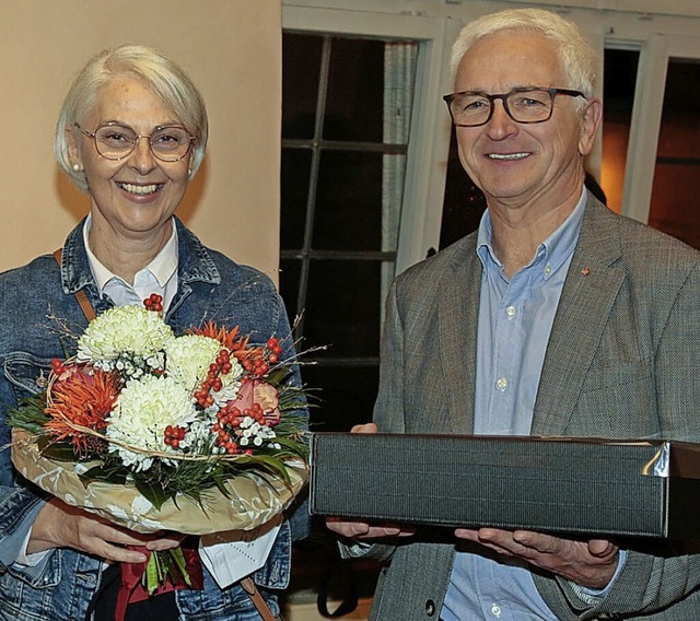 Fr Petra Schneider gab es Blumen, fr...hneider ein Weinprsent zum Abschied.   | Foto: Sandra Decoux-Kone