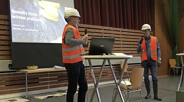 Mit Bauarbeiterhelm, Axt und Spaten ka...aus Freiburg, nach  Kippenheimweiler.   | Foto: Kirche