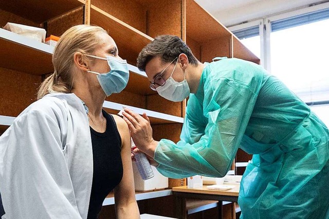 Eine rztin bekommt in Tbingen den Wi...en Impfschutz gegen Covid-19 ablehnen.  | Foto: Marijan Murat (dpa)