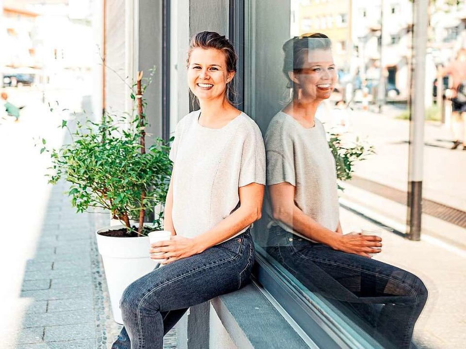 Juliane Knig vor ihrem Caf Bchle am Rotteckring  | Foto: Florian Forsbach