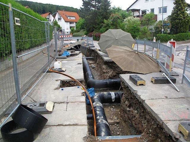 Mitten durchs Dorf wurden die Leitunge... dem Spatenstich im Jahr 2011 verlegt.  | Foto: privat