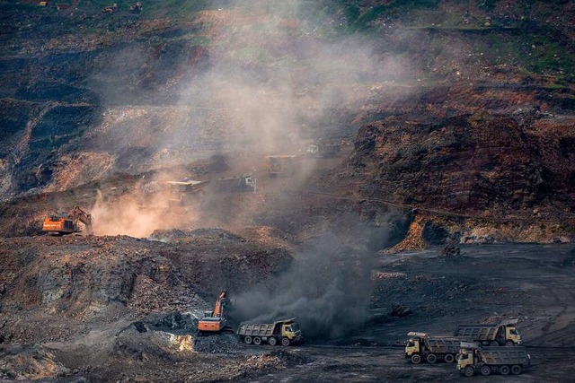 Ein Tagebau in der Kohle abgebaut wird um den Energiebedarf zu decken.  | Foto: Altaf Qadri (dpa)