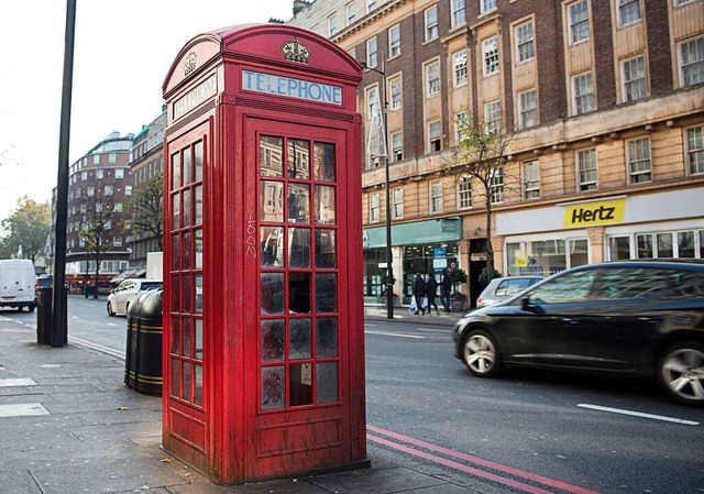 Eine Telefonzelle in London, Grobritannien, am Straenrand.  | Foto: Wolfram Kastl (dpa)