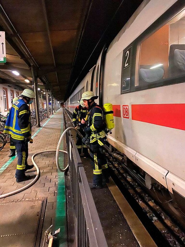 Die Feuerwehr khlte die Bremsanlage ber eine Lschleitung.  | Foto: Feuerwehr Offenburg