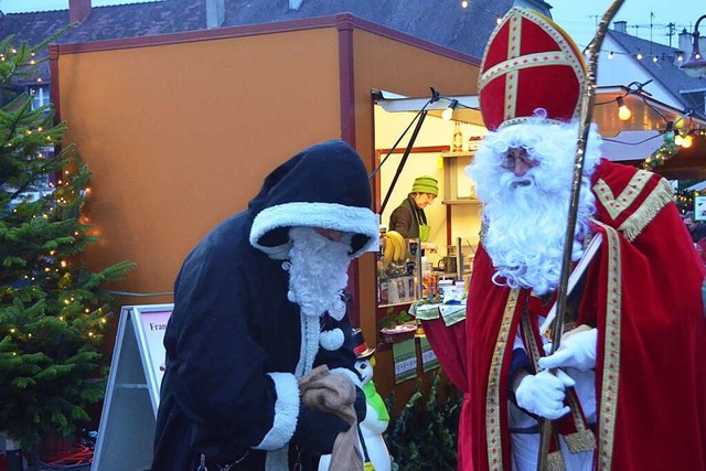 Ein Bild aus coronafreien Zeiten: Der ...tnden des Breisacher Weihnachtsmarkts  | Foto: Claudia Mller