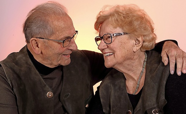 Heinz und Irmgard Kiesel heute und bei ihrer Hochzeit vor 60 Jahren   | Foto: Ulrike Hiller