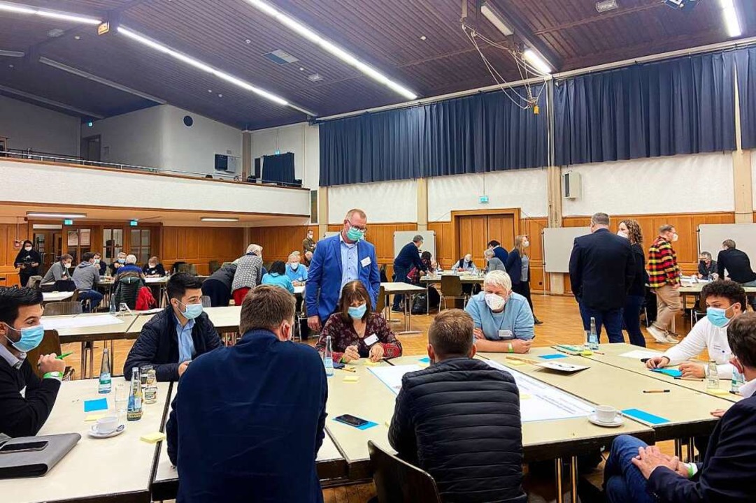 Rund 60 Bürger diskutierten einen Tag ...nftiges Wohngebiet in der Elzschleife.  | Foto: translake GmbH
