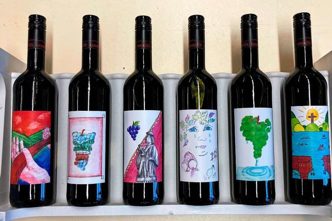 Schüler der Jengerschule gestalteten die Wein-Etiketten.  | Foto: Rolf Homann