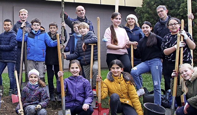 Die Schler der Klasse 6a  mit Umweltr... Balcet und Stadtgrtner Xaver Siebold  | Foto: Susanne Eschbach