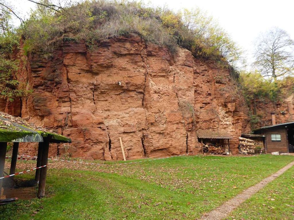 Der Rote Felsen von Hugstetten mit dem oberen Teil des Indianer-Clubgeländes.  | Foto: Manfred Frietsch