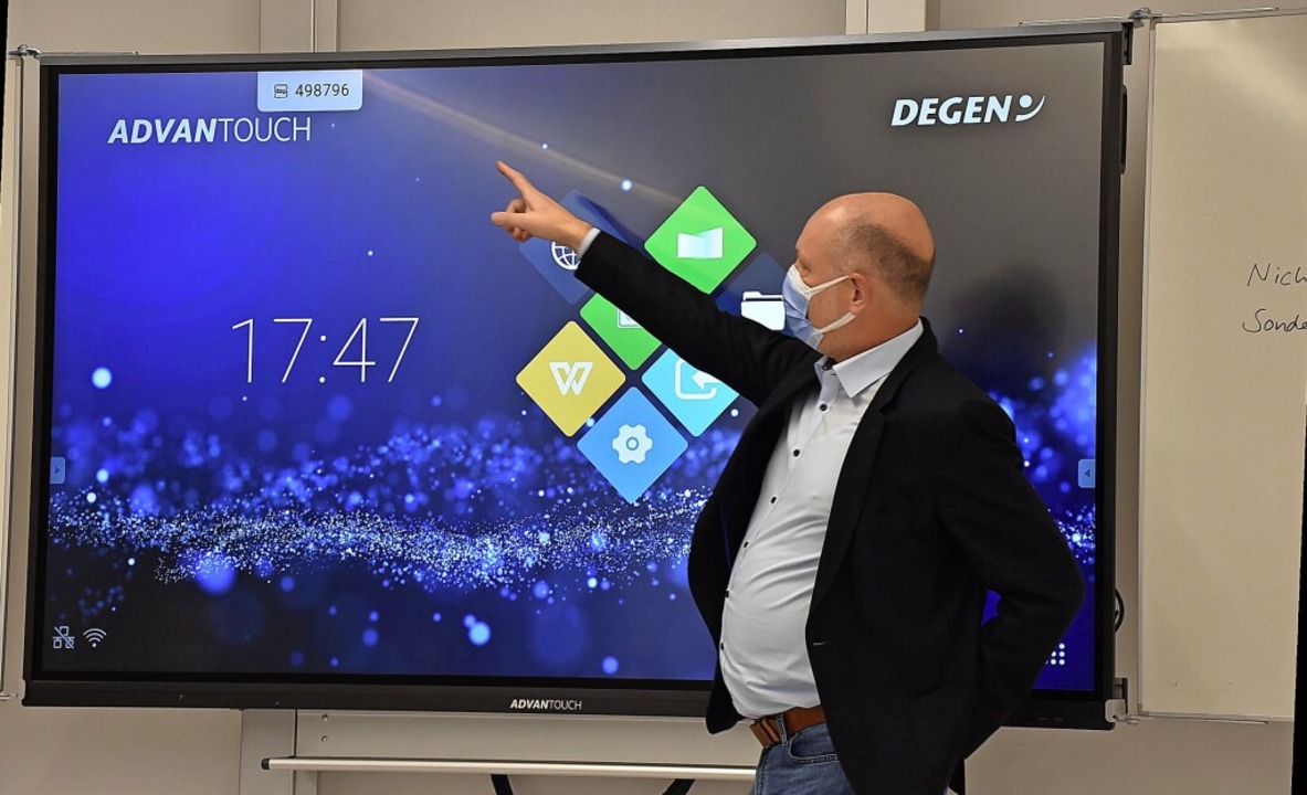Rektor Christoph Bigler demonstriert i...r im Schulzentrum eine digitale Tafel.  | Foto: Heinz und Monika Vollmar