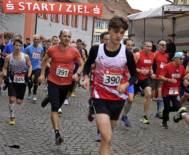 Viele Luferinnen und Lufer freuten s...diesem Jahr wieder stattfinden konnte.  | Foto: Roland Vitt