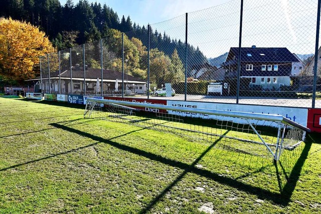 Das jetzige Vereinsheim (hinten links)...Stirnseite des Rasenplatzes entstehen.  | Foto: Thomas Kunz