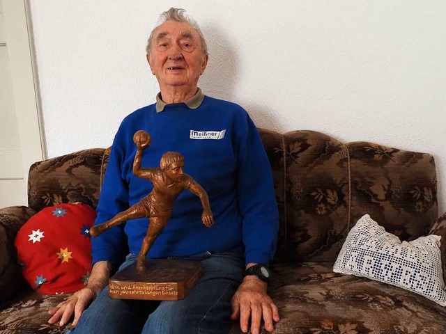Holgen Goldenfels auf dem Sofa mit dem Pokal fr 49 Jahre als Schiedsrichter.  | Foto: Hannah Steiert