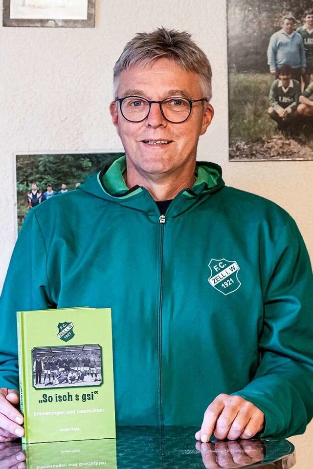 Erinnerungen und Geschichten in grnem...Rapp zeigt sein Buch ber den FC Zell.  | Foto: Paul Eischet