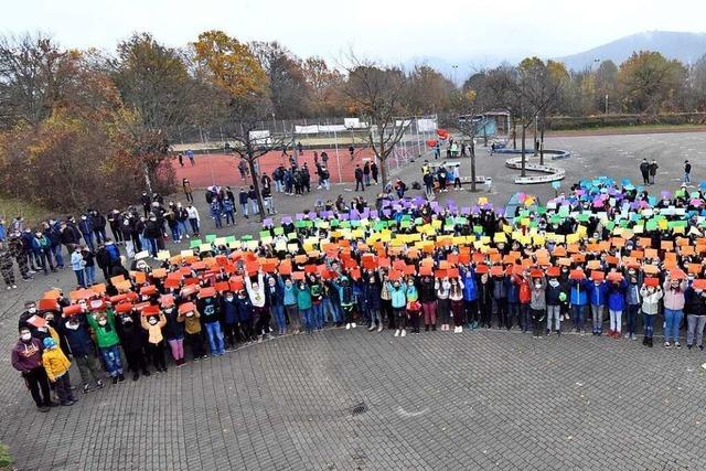 Denzlinger Schler bilden Regenbogen als ein Zeichen fr Toleranz