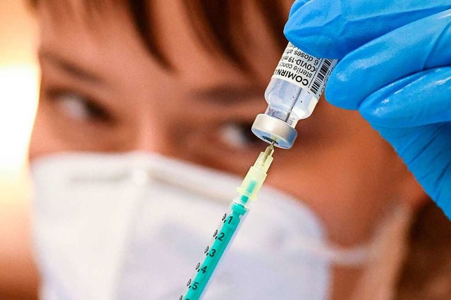 Eine Biontech-Impfung  | Foto: THOMAS KIENZLE (AFP)
