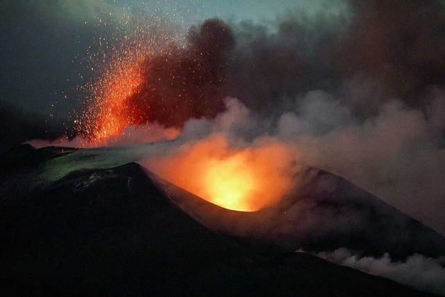 Der Anblick des Vulkans auf La Palma i...es Ausbruchs fr die Menschen grausam.  | Foto: Kike Rincn (dpa)
