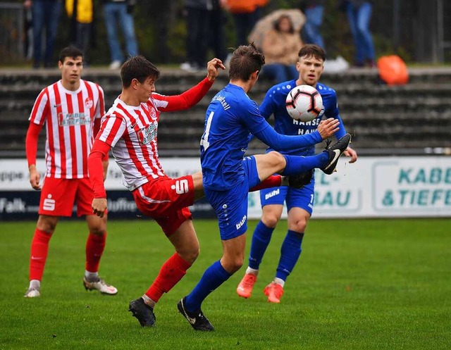 Jacob Harter (links) und der Offenburg...den direkten Verfolger FC Denzlingen.   | Foto: Wolfgang Kuenstle