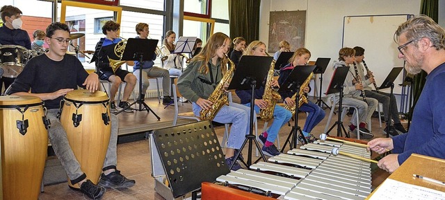 <BZ-FotoAnlauf>Jugendmusikschule Sdli...ter Leitung von Arno Pfunder (rechts).  | Foto: Gabriele Hennicke
