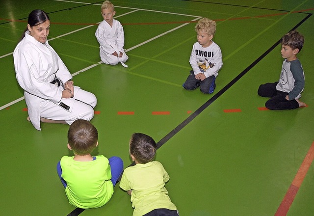 Melanie Hintz erklrt den Kindern die bungen.   | Foto: Stefan Pichler