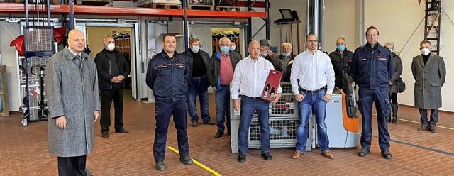 Vertreter aus Politik und der Feuerweh...e Firma Brderle spendete, in Empfang.  | Foto: Gemeinde Rheinhausen
