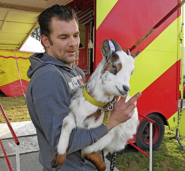 Mischa Sundelius hlt die Zirkus-Ziege Flocke auf den Armen.  | Foto: Gudrun Gehr