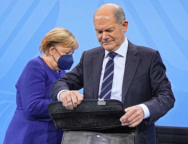 Die geschftsfhrende Bundeskanzlerin Angela Merkel (CDU) und Olaf Scholz (SPD)  | Foto: Michael Kappeler (dpa)