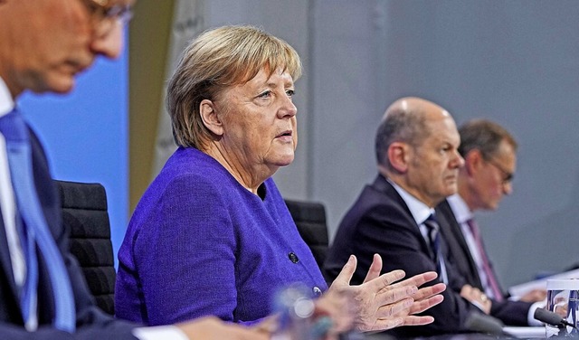 Angela Merkel (CDU) spricht  von einer...erregenden&#8220; Infektionssituation.  | Foto: MICHAEL KAPPELER (AFP)