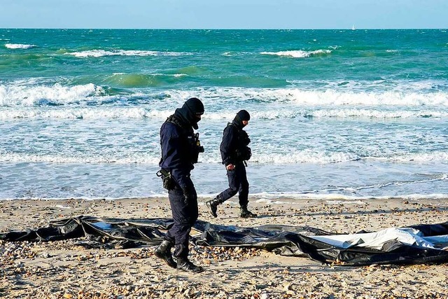 Der Kstenstreifen &#8211; hier bei Wi...e Polizei nur schwer zu kontrollieren.  | Foto: Gareth Fuller (dpa)